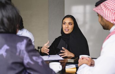 رؤية 2030 والسعودة: نحو تمكين الشباب السعودي في القطاعات الواعدة